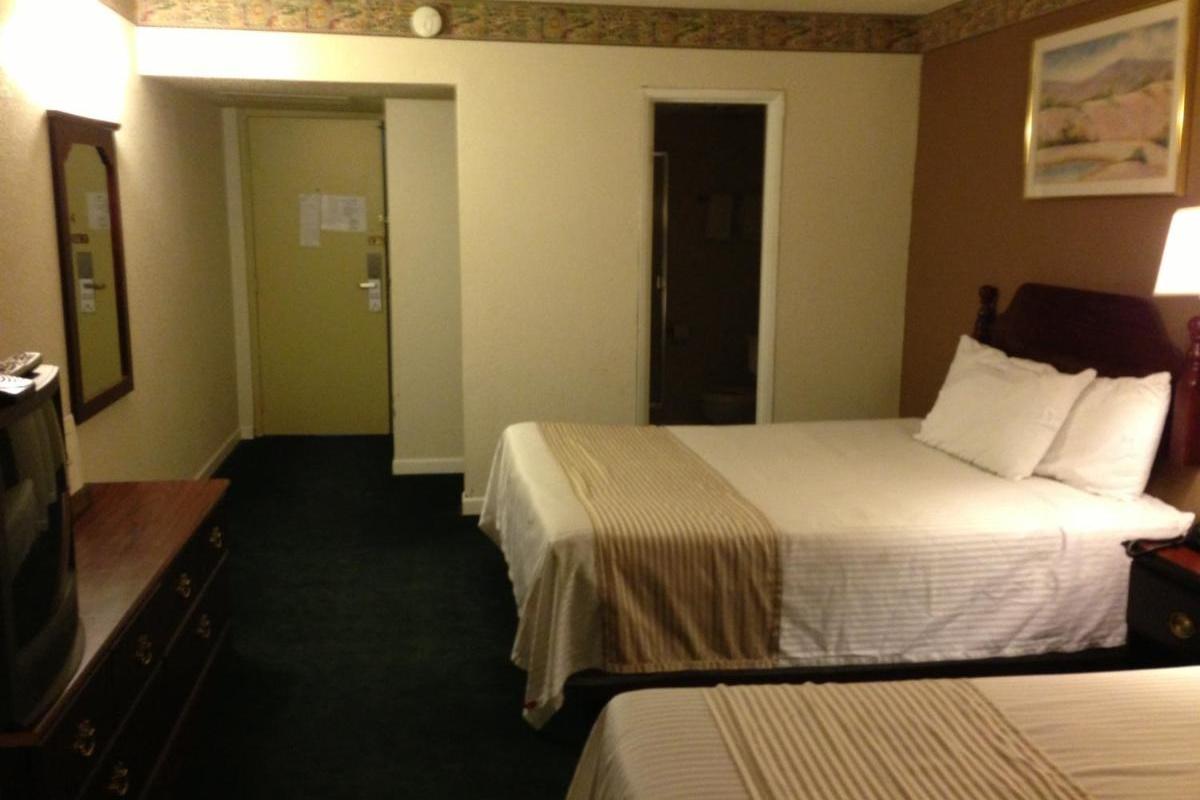 Americas Best Value Inn Macomb Екстериор снимка