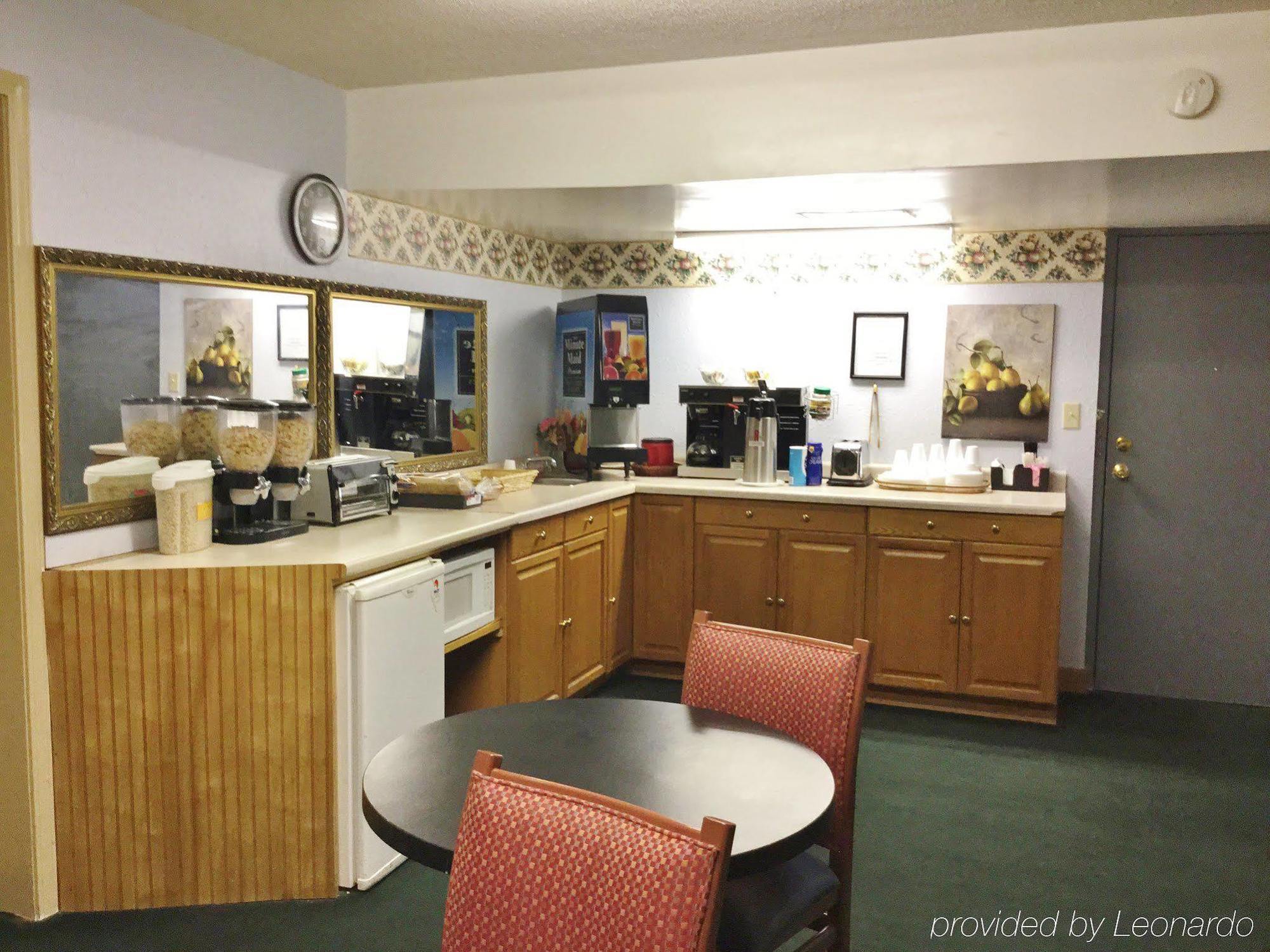Americas Best Value Inn Macomb Екстериор снимка