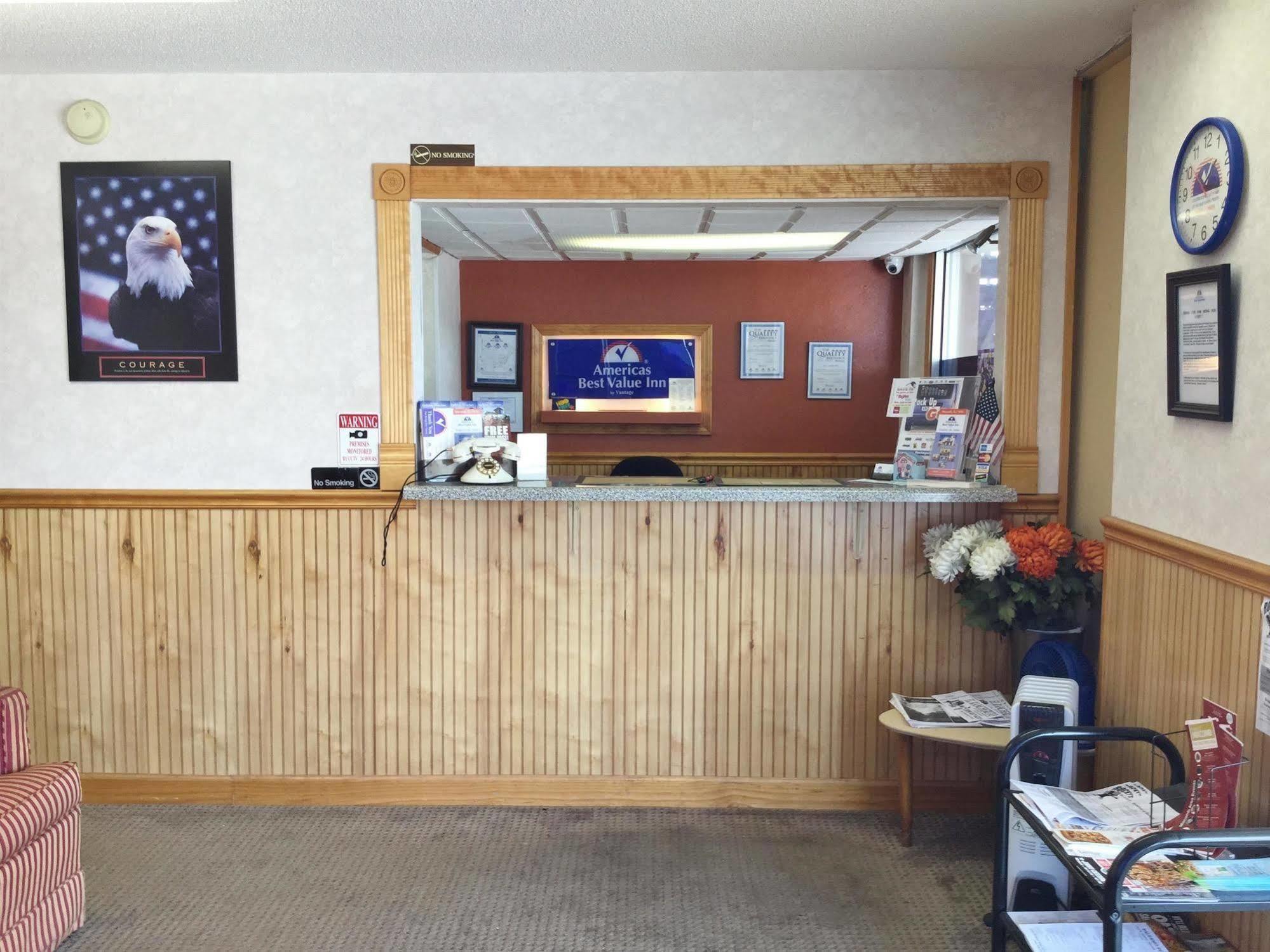 Americas Best Value Inn Macomb Екстериор снимка