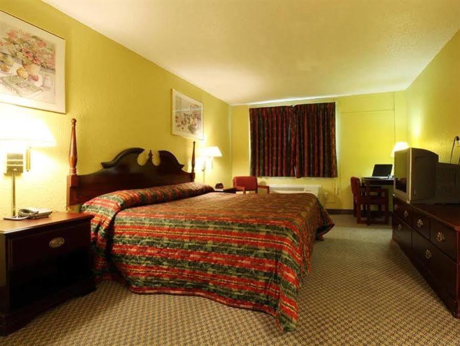 Americas Best Value Inn Macomb Екстериор снимка