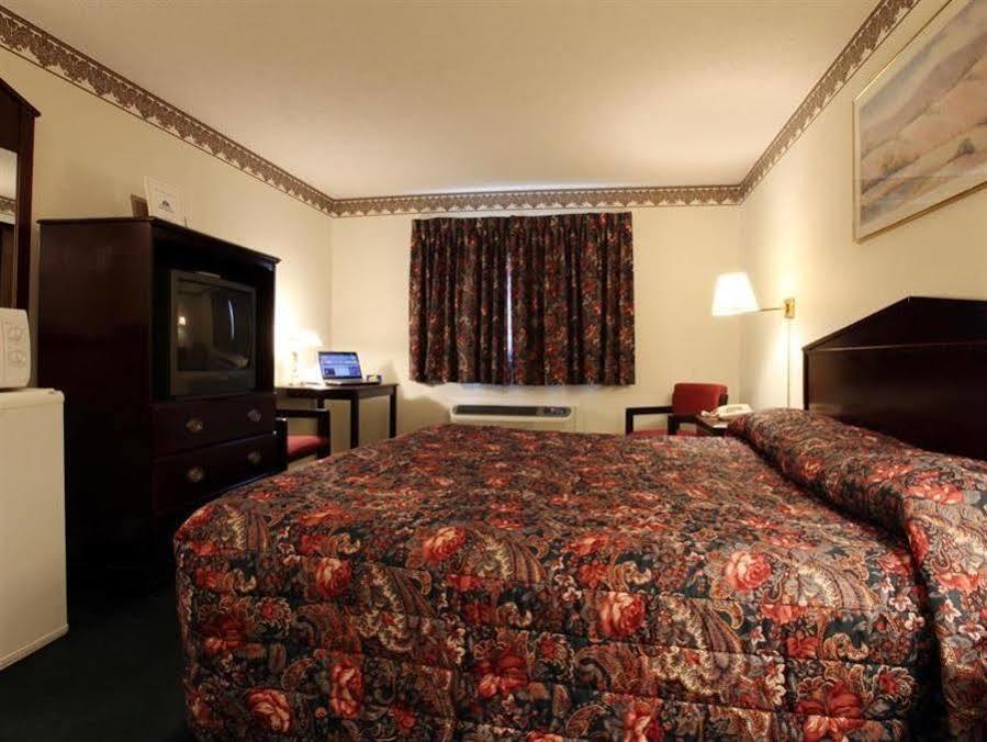 Americas Best Value Inn Macomb Екстериор снимка