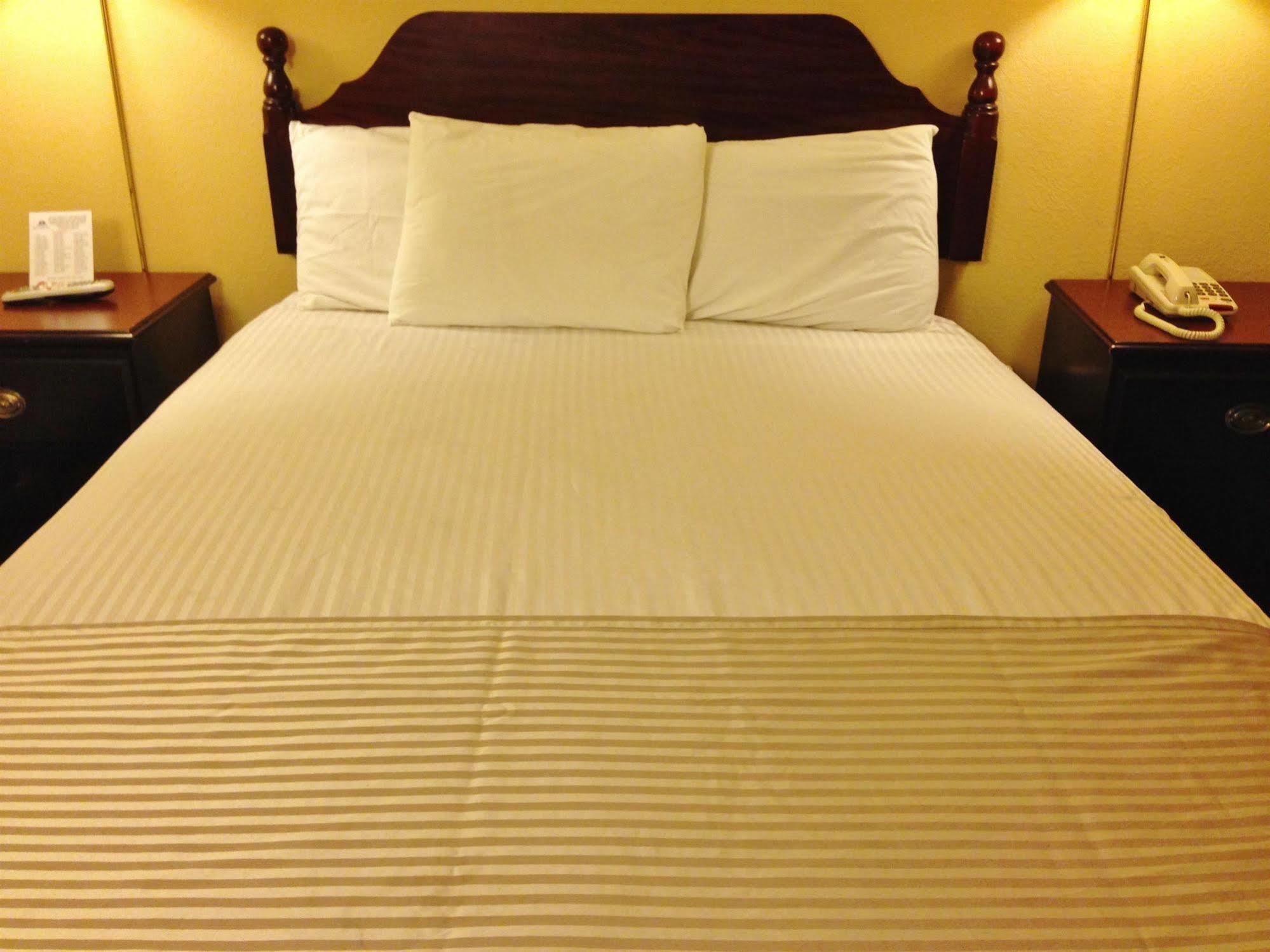 Americas Best Value Inn Macomb Екстериор снимка
