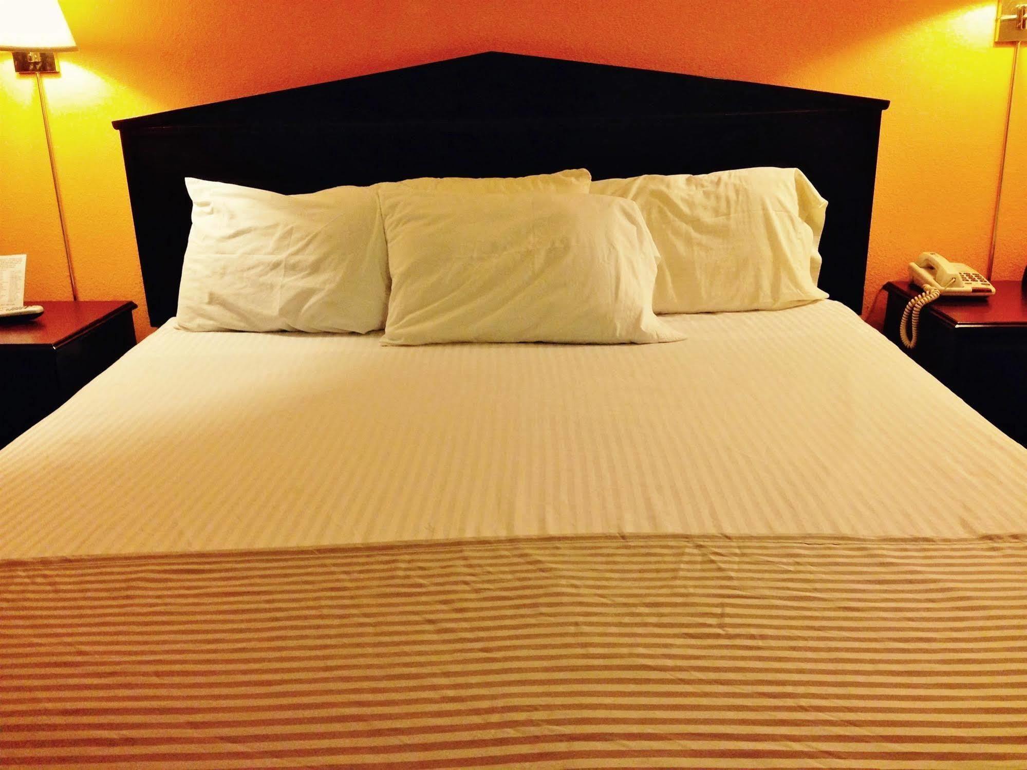 Americas Best Value Inn Macomb Екстериор снимка